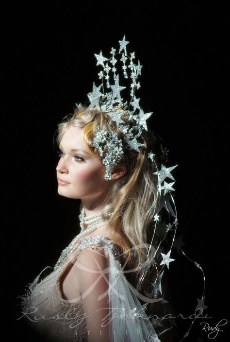 Star crown and gown. Finale Le conte de fées Rusly Tjohnardi Atelier Bridal Collection 2011-2012 North Star Costume, Star Fairy Costume, Celestial Costume Ideas, Celestial Bodies Met Gala, Constellation Costume, Celestial Costume, Celestial Headpiece, Floral Headdress, Star Costume