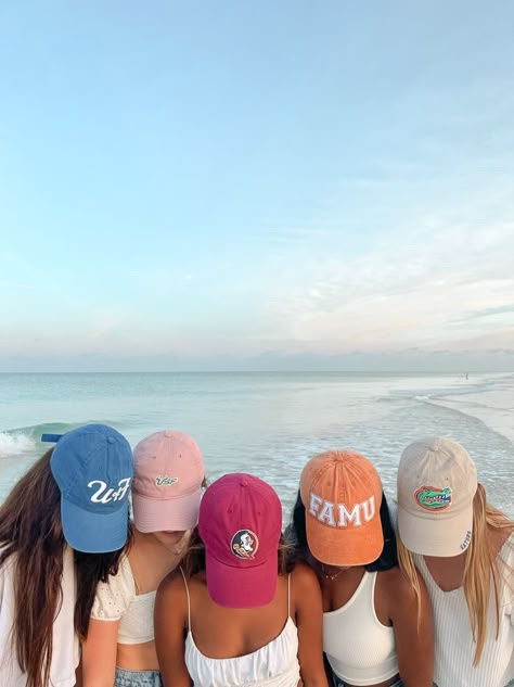 college hats on the beach / picture ideas / friend pictures / best friend / beach picture ideas / summer aesthetic / summer 2022 Summer Hats Aesthetic, Spring Break Friends Photo Ideas, Senior Beach Trip, Sorority Beach Pictures, Senior Trip Aesthetic, Senior Week Beach, Beach Photo Ideas For Friends, College Acceptance Aesthetic, Senior Trip Ideas