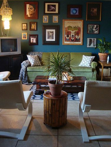 wonderful color and walls Green Couch Blue Walls, Dark Green Couches, Green Couch Living Room, Blue Walls Living Room, Turquoise Walls, Green Couch, Green Sofa, Living Room Green, Blue Living Room