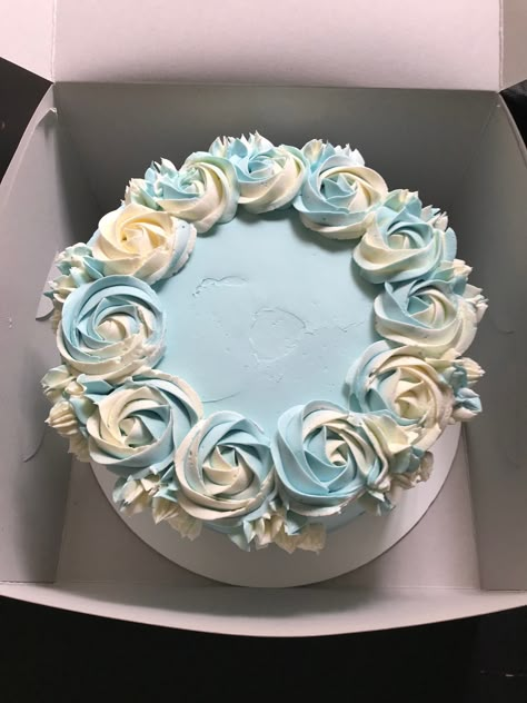 Simple Rosette Cake Design, Blue Cake Filling, Circle Cake Designs Simple, Simple Rosette Cake, Circle Cake Decorating Ideas, Rosette Border Cake, Rosette Cake Blue, Circle Cake Designs, Birthday Cake Circle