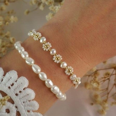 Best Friends Accessories, Bracelets Diy Beads, Daisy Flower Bracelet, Preppy Jewelry, Pearls Diy, Bracelet Pearl, Bead Charms Diy, Diy Bracelet Designs, Beads Bracelet Design