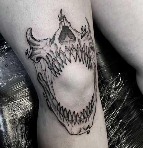 Tattoo Scabbing, Knee Cap, Famous Tattoos, Omerta Tattoo, Skeleton Hand Tattoo, Back Of Shoulder Tattoo, Incredible Tattoos, Knee Tattoo, Tattoo Design Book