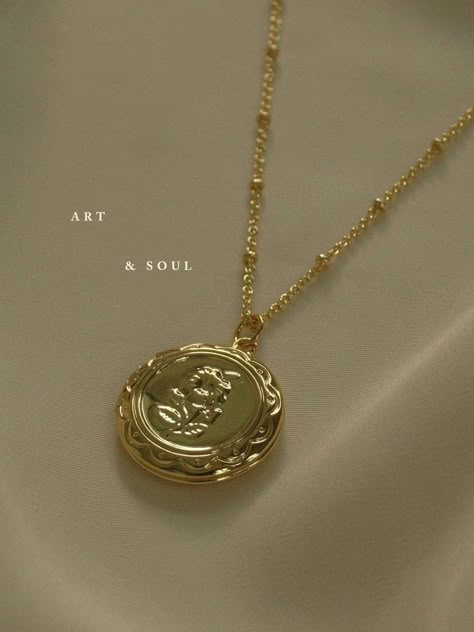 Gabi The Label, Gold Locket, Jewelry Lookbook, Pretty Jewelry, Creative Jewelry, Girly Jewelry, Dream Jewelry, Locket Necklace, Jewelry Inspo