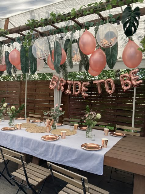 Bachelorette Party Table Decor, Diy Bachelorette Backdrop, Bride To Be Party Decoration Ideas, Diy Birthday Party Decorations, Modern Bachelorette Party, Bride To Be Decorations, Classy Bachelorette Party, Bridal Party Games, Brides Room