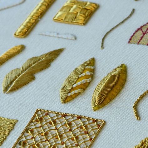 Pauline Texidor on Instagram: "Thanks to @wellembroidered for this very complete deep dive into goldwork ! For more close-up photos : @thevoyageofthedrawnthreader. This online course is very very well done... I recommend !  @wellembroidered propose des cours de broderie particulièrement bien pensés dispensés par vidéo et qui permettent d'approfondir certaines techniques telles que la broderie or. Je recommande !  #broderie #broderieor #goldwork #goldworkembroidery #embroidery #embroiderycourse" Fancy Embroidery, Goldwork Embroidery, Gold Work Embroidery, Diy Embroidery Patterns, Gold Work, Gold Embroidery, Well Done, Embroidery Techniques, Close Up Photos