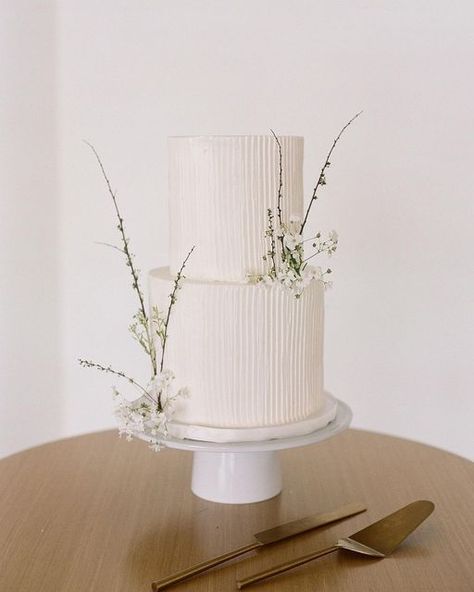 Cake With Flowers, Small Wedding Cakes, Dream Wedding Cake, Modern Cakes, Classic Wedding Cake, Modern Minimalist Wedding, Simple Wedding Cake, Engagement Cakes, Modern Wedding Cake