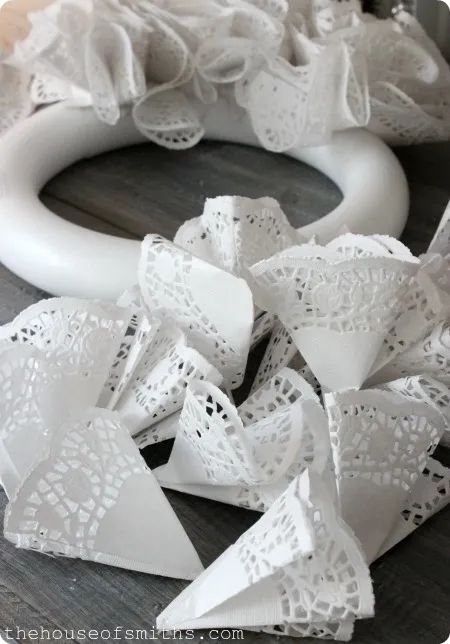 Doily Wreath, Doilies Diy, Diy Doily, Paper Doily Crafts, Doily Crafts, Paper Wreaths, Book Wreath, Paper Lace Doilies, Installation Ideas