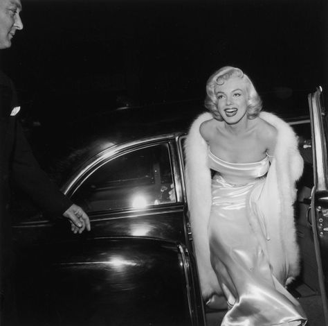 Hollywood Aesthetic, White Fur Coat, Under The Knife, Marilyn Monroe Photos, Hollywood Icons, Norma Jeane, White Gowns, Black And White Aesthetic, Golden Age Of Hollywood