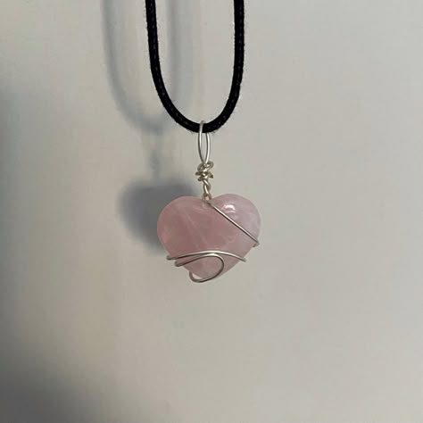 Crystal Pendant Necklace Aesthetic, Spiritual Necklace Aesthetic, Crystal Necklace Rose Quartz, Cool Necklaces Aesthetic, Crystal Jewellery Aesthetic, Rose Quartz Heart Necklace, Coquette Small Business, Lana Del Ray Fashion, Crystal Necklaces Aesthetic