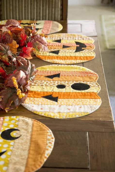 Halloween Jack-o-Lantern Pumpkin Placemats — Lauren Nash Halloween Sewing Projects, Halloween Quilt Patterns, Halloween Sewing, Fall Sewing, Fabric Christmas Ornaments Diy, Sewing Machine Projects, Place Mats Quilted, Christmas Ornaments Diy, Placemats Patterns