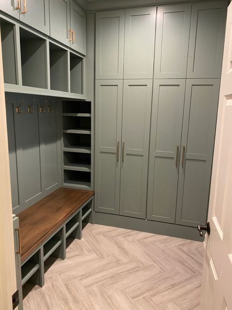 Mudroom Design Wallpaper, L Mudroom, Closet Cabinet Color Ideas, Mudroom Built In Ideas, Mudroom Large Family, White Cabinet Mudroom, Walk In Drop Zone, Mudroom Ideas Cabinets, Mudroom With Corner