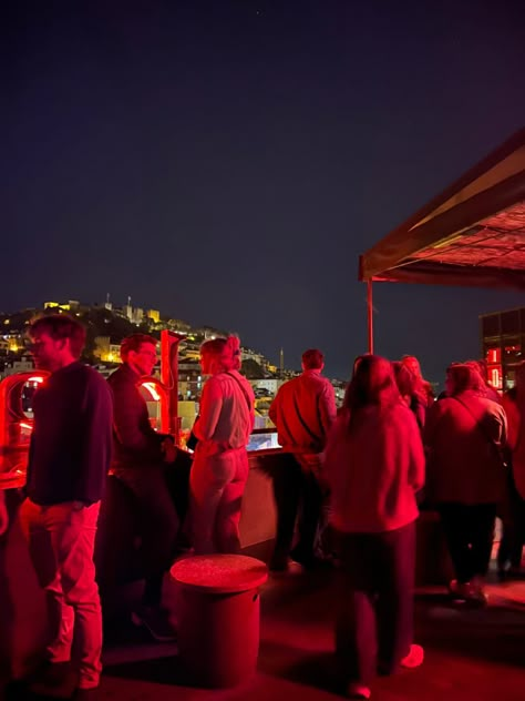 Rooftop Bar Aesthetic Night, Rooftop Terrace Party, Rooftop Party Night, Rooftop Party Aesthetic, Rooftops Aesthetic, Rooftop Bar Aesthetic, Rooftop Party Ideas, Lisboa Aesthetic, If We Ever Meet Again