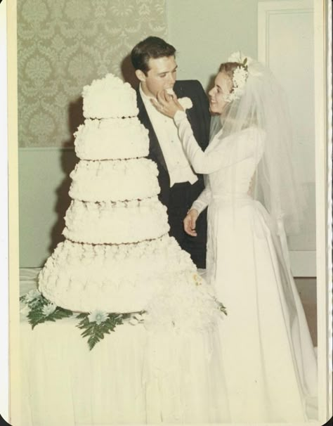 60s Aesthetic Wedding, 1960s Wedding Photos, 60s Wedding Aesthetic, 70s Bride, 1990s Wedding, Wedding Dresses 70s, 90s Wedding, Vintage Wedding Pictures, 60s Wedding