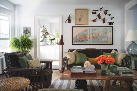 Visit a Designer's Laid-Back Summer House on Shelter Island – Frederic Magazine Alfredo Paredes, Burlap Wallpaper, Coastal Lake House, English Countryside Home, Lake House Cottage, Tolix Chair, Cottage Apartment, Modern Country Style, Shelter Island