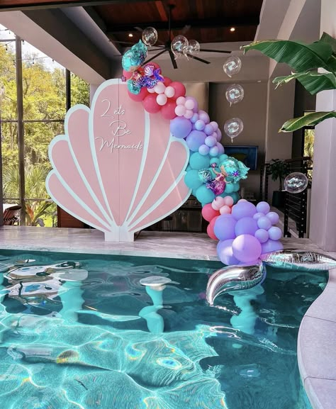 Mermaid Pool Party Decorations, Mermaid Centerpiece Ideas, Mermaid Birthday Backdrop, Little Mermaid Centerpieces, Backdrop Balloons, Mermaid Pool Parties, Movie Night Birthday Party, Ocean Birthday Party, Mermaid Birthday Party Decorations