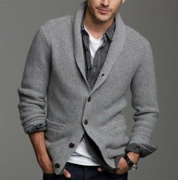 Il est aussi possible d’ajouter de la profondeur à votre tenue en jouant sur les matières.  Voici un bon exemple de look avec une grosse maille.  #cardigan #layering #teeshirts #mode #goudronblanc Black Denim Shirt, Mens Fashion Smart, Mens Fashion Rugged, International Business, Hipster Mens Fashion, Rugged Style, Gray Cardigan, Mens Fashion Fall, Sharp Dressed Man