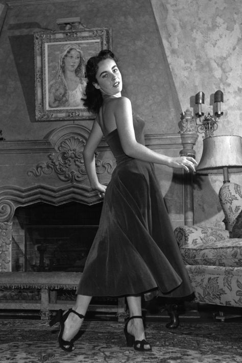 Elizabeth Taylor, January 1950 Young Elizabeth Taylor, Vivien Leigh, Natalie Wood, Romy Schneider, Actrices Hollywood, Hollywood Glam, Dresses Elegant, Elizabeth Taylor, Fashion Portrait