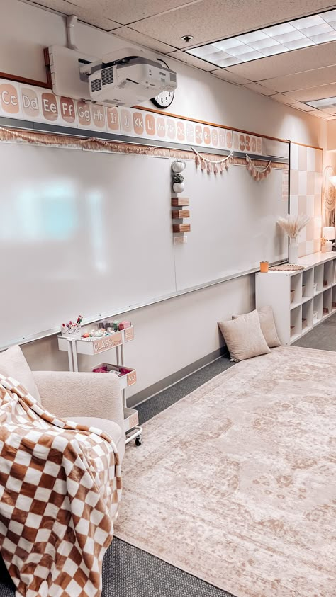 Cosy Classroom Ideas, Cute Teacher Room Ideas, Cute Aesthetic Classroom, Pre K Teacher Classroom Ideas, Teacher Classroom Decor Ideas, Classroom Theme Elementary, Classroom Theme Middle School, Classroom Vision Board, Front Of Classroom