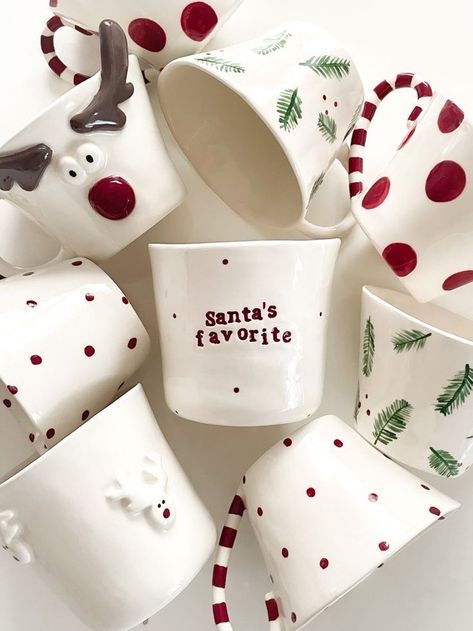 Christmas Ceramics Pottery Mugs, Painted Mugs Christmas, Holiday Pottery Painting Ideas, Christmas Pottery Painting Ideas Ceramics, Christmas Mug Pottery, Pottery Christmas Mugs, Ceramics Ideas Pottery Christmas, Xmas Ceramic Ideas, Pottery Painting Christmas Ideas