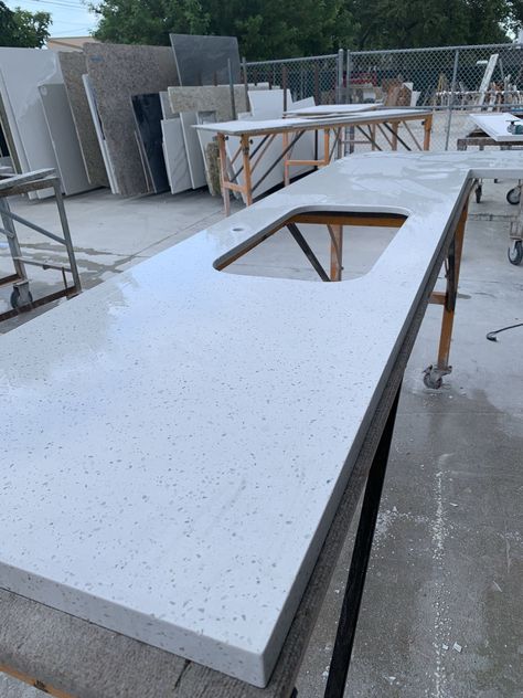 Granite Countertops Kitchen, Kitchen Area, Granite Kitchen, Kitchen Tops, Kitchen Sets, Table Tops, Granite Countertops, Kitchen Countertops, Living Room Table