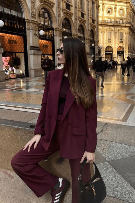 33+ Burgundy Outfit Ideas to Keep You Looking Fly and Feeling Cozy! Burgundy Office Outfit, Burgundy Aesthetic Outfit, Burgundy Suit Women, Burgundy Blazer Outfit Woman, Burgundy Blazer Outfit, Burgundy Outfit Ideas, Traje Cowgirl, Maroon Outfit, Stile Hijab