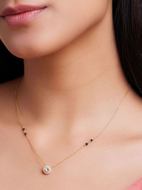 Small Diamond Mangalsutra, Small Mangalsutra Designs Modern, Minimal Mangalsutra Designs, Delicate Mangalsutra Designs, New Mangalsutra Designs, Small Mangalsutra Designs Gold, Mangalsutra Modern, Dainty Mangalsutra, Modern Mangalsutra Designs