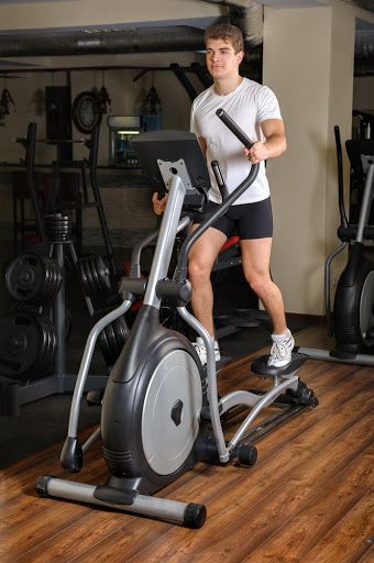 Excel on the Elliptical: Make the most of your time on the elliptical and get a great workout. Workout For Runners, Workout Man, Lower Body Muscles, Elliptical Trainer, Elliptical Machine, Rowing Machine, Popular Workouts, High Intensity Workout, Effective Workouts