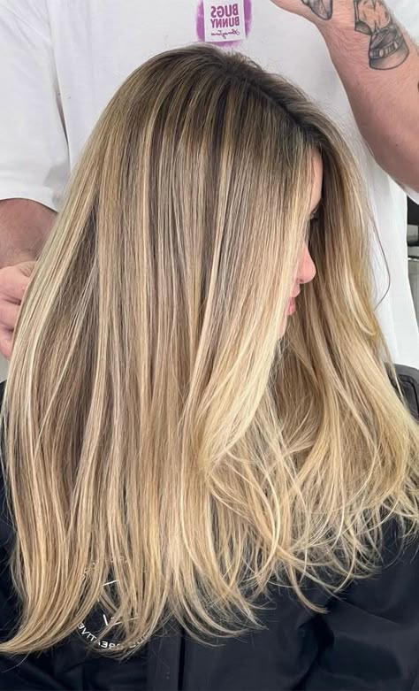 Full Highlight With Shadow Root, Beige Blonde With Dark Roots, Blonde Highlights Not To The Root, Blonde Highlights Root Shadow, Golden Blonde Root Smudge, Warm Blonde Root Melt, Blonde Highlights Blended Roots, Blonde Hair Light Brown Roots, Dirty Blonde Roots With Blonde Ends