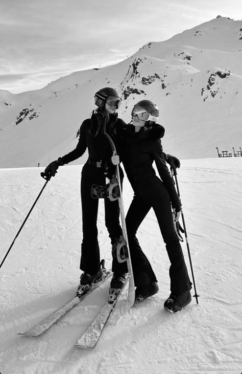 Outfits With Midi Skirts, Ski Outfit Ideas, Mode Au Ski, Ski Pics, Skiing Aesthetic, Ski Aesthetic, Ski Style, Ski Girl, Snow Trip