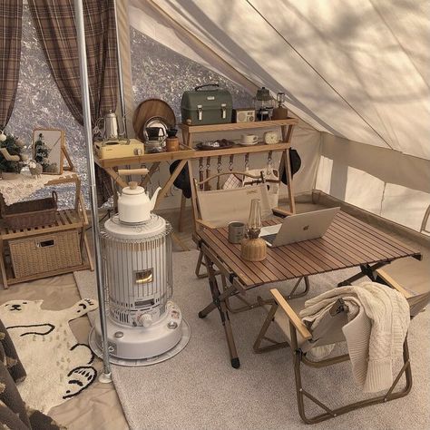 Cozy Camping, Camping Inspiration, Comfortable Camping, Camping Set Up, Outdoor Aesthetic, Camping Organization, Camping Aesthetic, Camping Style, Camper Living