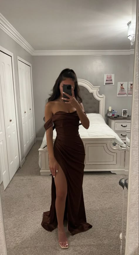 Gown Off Shoulder, Classy Prom, Sorry For The Inconvenience, Classy Prom Dresses, Stunning Prom Dresses, Looks Party, Prom Dress Inspiration, Cute Prom Dresses, فستان سهرة