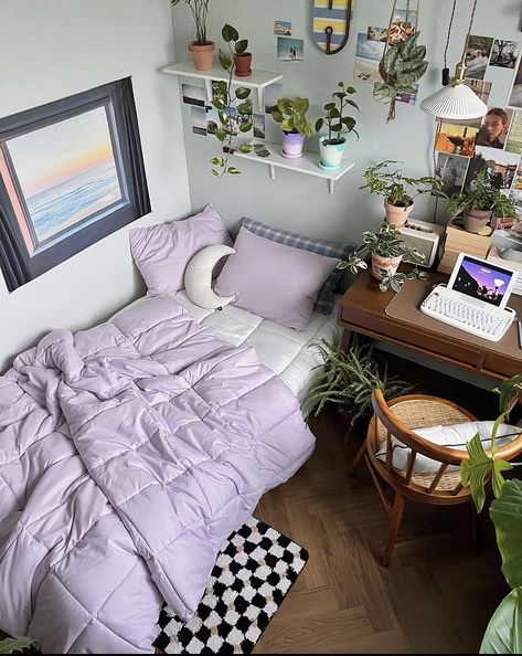 Bed Rooms Ideas Purple, Purple Ideas Bedrooms, Lavender Purple Room Aesthetic, Dorm Room Inspiration Purple, Lavendar Rooms Ideas, Dorm Inspiration Purple, Lilac Room Decor Ideas Bedrooms, Lavender Dorm Room Ideas College, Room Inspiration Bedroom Purple