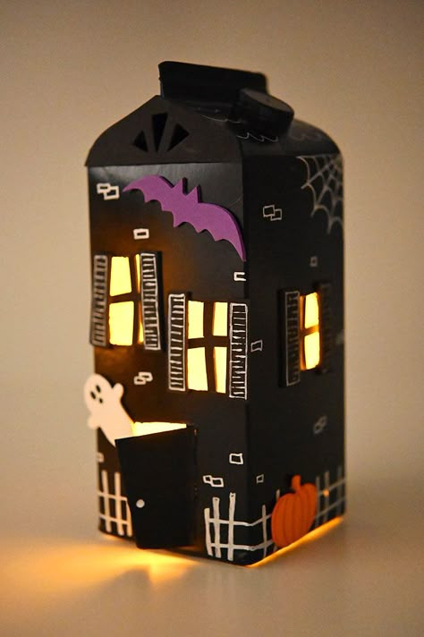 This haunted house craft is so much fun! Use a painted milk carton and craft foam to make a spooky (but cute!) haunted house. Decorate your milk carton haunted house with spiderwebs, pumpkins, ghosts, and more! It's such a fun kids craft for Halloween! Haunted House Craft, Bricolage Halloween, Deco Halloween, Scream Halloween, Casa Halloween, House Craft, Fun Halloween Crafts, Halloween Arts And Crafts, Adornos Halloween