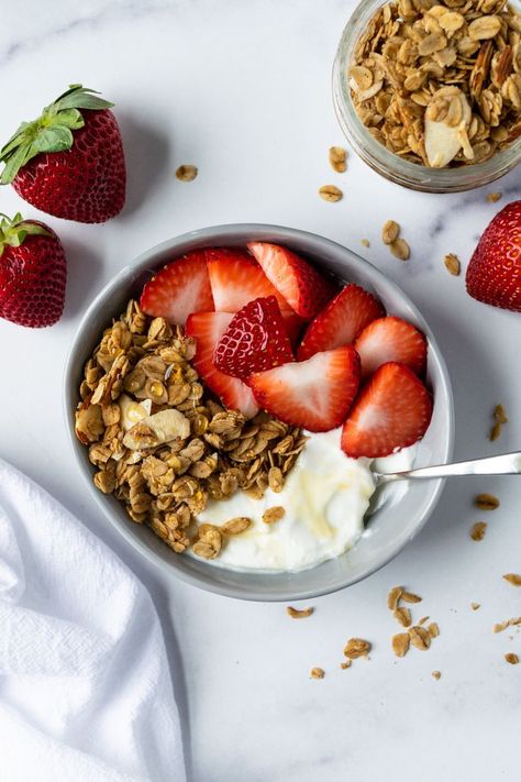 Granola Easy, Homemade Yogurt Recipes, Easy Granola Recipe, Healthy Pantry, Honey Granola, Simply Quinoa, Diner Recept, Yogurt And Granola, Yogurt Bowl