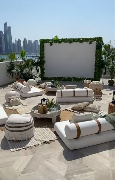 Backyard Cinema Ideas, Outdoor Cinema Backyard, Outdoor Cinema Garden, Outdoor Cinema Ideas, Backyard Movie Theaters, Bar Deco, Outdoor Movie Theater, Backyard Movie Nights, Outdoor Cinema