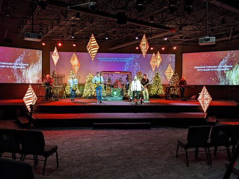 Christmas Play Decorations Stage Design, Christmas Church Stage Design, Church Stage Christmas Decor, Christmas Stage Design Church, Christmas Concert Decorations Stage, Christmas Program Stage Decorations, Elementary Christmas Concert Stage, Christmas Chandeliers, Christmas Stage Decorations