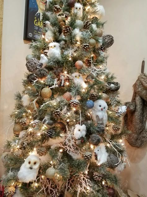 woodland critter christmas tree Woodland Rustic Christmas Tree, Owl Christmas Tree Ideas, Woodland Creature Christmas Tree, Woodland Animal Christmas Tree, Christmas Decor Ideas Cozy, Woodland Critter Christmas, Unique Christmas Decor Ideas, Unconventional Christmas Trees, Animal Christmas Tree