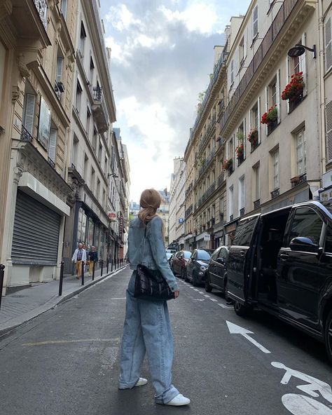 ROSÉ on Instagram: “left Paris with a thousand memories �☁️” Blackpink Rosé Instagram, Rosé Ig Update, Rosé Instagram Update, Instagram Roses, Rosé Instagram, Park Rosé, Rose Park, Rose Wallpaper, Park Chaeyoung