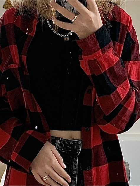 Black Red Flannel Outfit, Flannel Outfits Red And Black, Plade Shirts Outfit Grunge, Plaid Jacket Aesthetic, How To Style A Red Flannel, Outfits With Red Flannel, Red Flannel Aesthetic, Autumn Red Outfit, Style Plaid Shirt Women