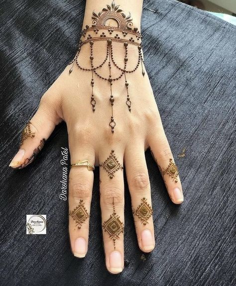 Aesthetic Mehendi Palms, Simple Minimalist Mehendi Design, Easy Aesthetic Mehendi Design, Simple Henna Designs Hand Back, Detailed Henna Designs, Minimalistic Mehndi Designs, Finger Henna Designs Unique, Dainty Henna Designs, Minimalistic Mehendi Designs