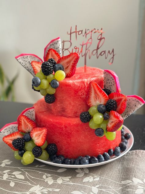 Cake Out Of Fruit, Mini Watermelon Cake, Mini Fruit Cake, Fruit Birthday Cake Ideas, Fruit Cake Ideas, Cake Buah, Cake Made Of Fruit, Birthday Fruit Cake, Watermelon Fruit Cake