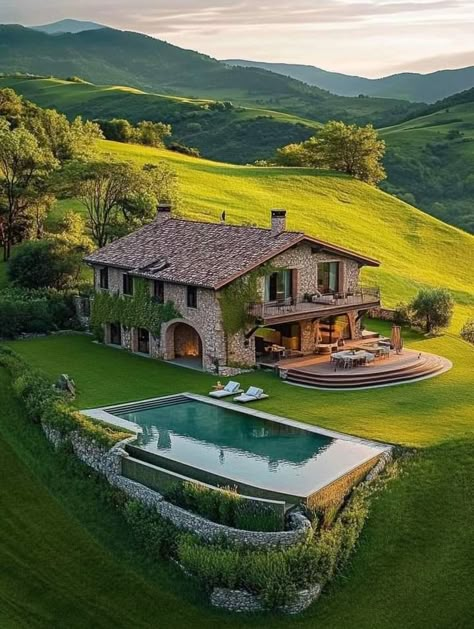 Pool In The Mountains, Home Architecture Styles, Villa In Italy, Unusual House, Insta Layout, Beautiful Villa, Villas In Italy, Mediterranean House Plans, Italian Villa