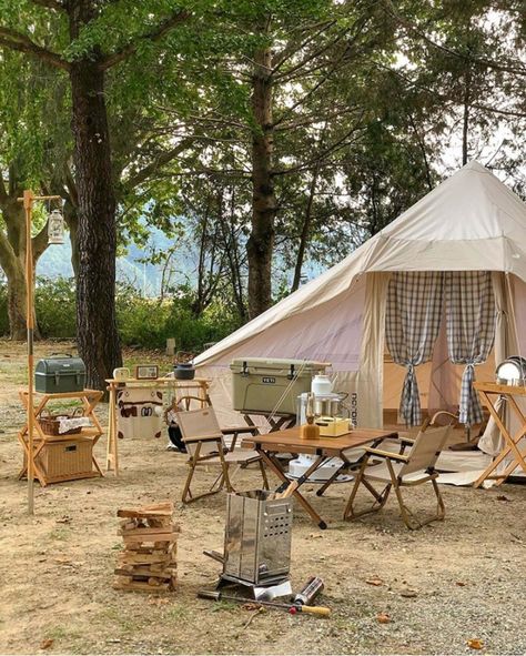 Cozy Camping, Belmond Hotels, Camping Inspiration, Camping Set Up, Camping Aesthetic, Romantic Restaurant, Harbour Island, Camping Style, Camping Set