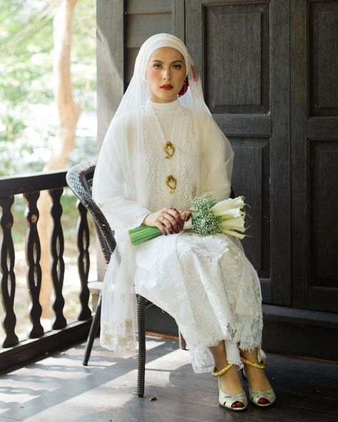 Classic Wedding Malay, Classic Malay Wedding Theme, Wedding Dress Malay, Classic Malay Wedding, Tunang Outfit, Traditional Malay Wedding, Traditional Malay Wedding Dress, Melayu Wedding, Aesthetic Wedding Dress