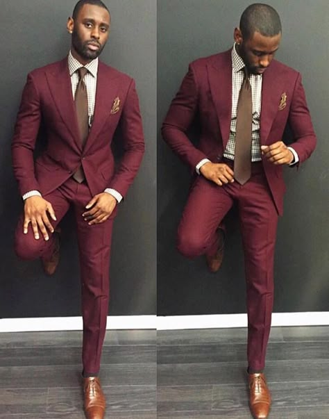 Bold, retro maroon color and slim-fit makes for a sleek modern look. Terno Slim, Style Gentleman, Business Jacket, The Suits, Mens Fashion Edgy, Mens Fashion Smart, Suit For Men, Male Style, Groomsmen Suits