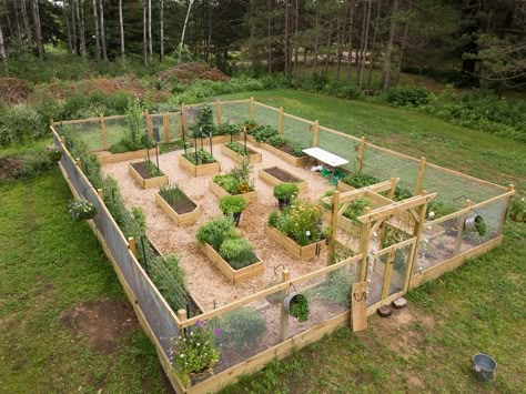 Enclosed Garden Ideas Raised Beds, Alaska Garden, Raised Garden Beds Diy Vegetables, Fenced Vegetable Garden, Enclosed Garden, Vege Garden, Diy Garden Fence, Raised Bed Garden, Vegetable Garden Planning