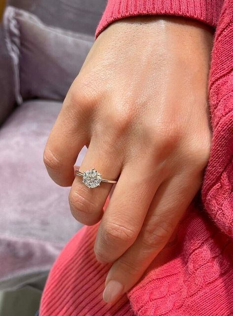 0.7 Carat Round Engagement Ring, 3 Carat Diamond Ring Round, 2carat Diamond Ring, Minimal Wedding Rings, Engagement Ring Round Diamond, Yellow Gold Anniversary Rings, Delicate Wedding Band, Classic Diamond Ring, Ring Crown