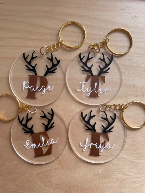 Christmas Cricut Ornaments, Personalised Christmas Stocking, Christmas Keychains Diy, Small Cricut Projects, Cricut Christmas Projects To Sell, Cricut Keyrings, Easy Cricut Christmas Gifts, Diy Christmas Ornaments Cricut, Christmas Crafts With Cricut