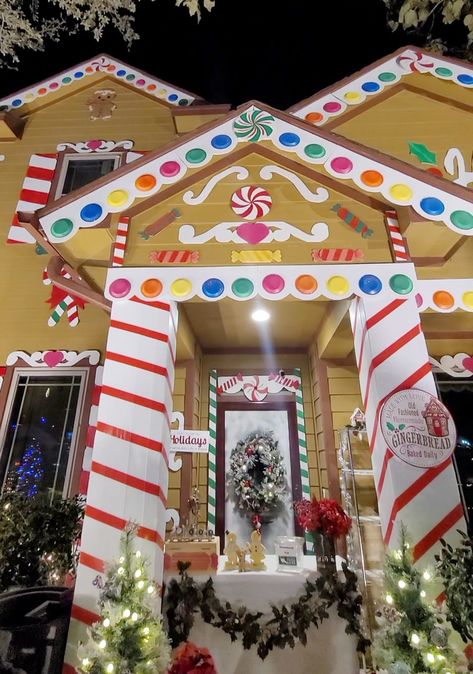 Texas Woman Decorates Home As A Gingerbread House For Christmas Christmas Candy Land, Christmas Arch, Gingerbread Diy, Gingerbread Christmas Decor, Gingerbread House Decorations, Gingerbread Decorations, Candy House, Christmas Float, Christmas Float Ideas