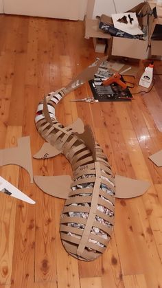 Random Projects To Do, Cute Home Decor Crafts, Cardboard Crafts Y2k, Cosplay With Cardboard, Best Cardboard Crafts, How To Make A Surfboard Out Of Cardboard, Wall Whale Shark Cardboard, Old Paper Crafts, Stuff Made Out Of Cardboard